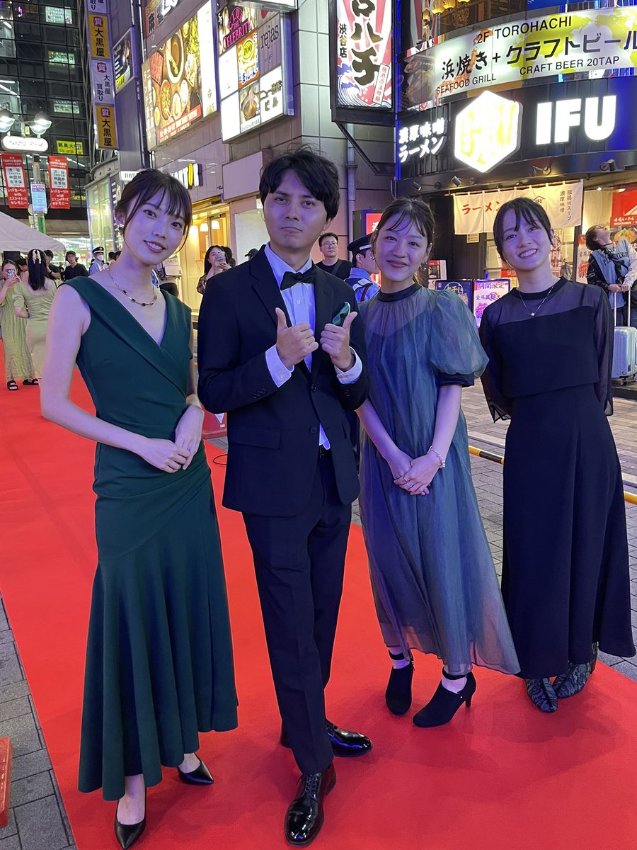 第８回  #渋谷佐世保TANPEN映画祭2024レッドカーペット 見て来ました。
レッドカーペット始まる前に今年の司会の #外薗舞 ちゃんと #長谷川愛美 ちゃんがトートバッグ配りを始めた時に真っ先に私の所に来て「毎年来られてますよね？」って言いながら渡してくれたのは嬉しかった☺️