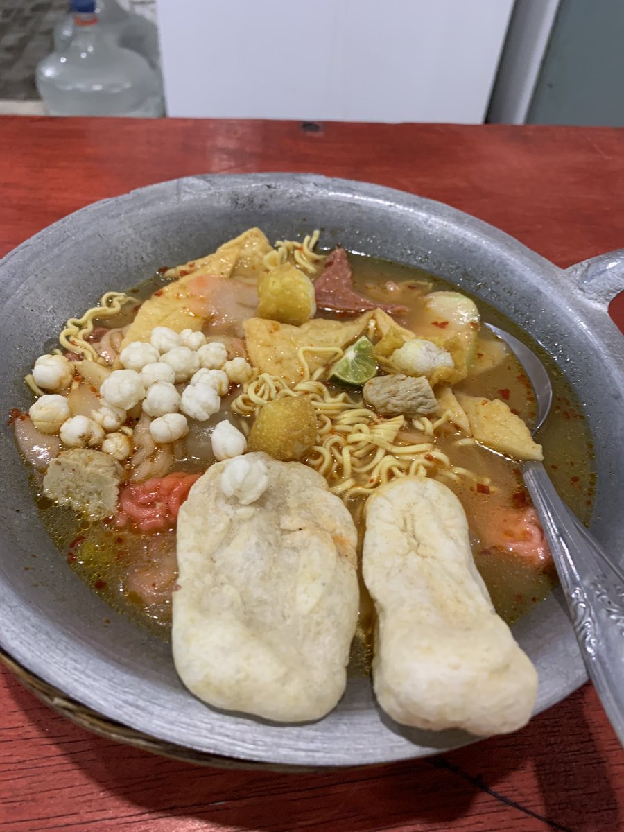 mwsmbat's tweet photo. seblak terenak jatuh kepada 🤤🍴:

📍nyeublakkk 88 (deket rumah doi) https://t.co/I2Cpax3fze