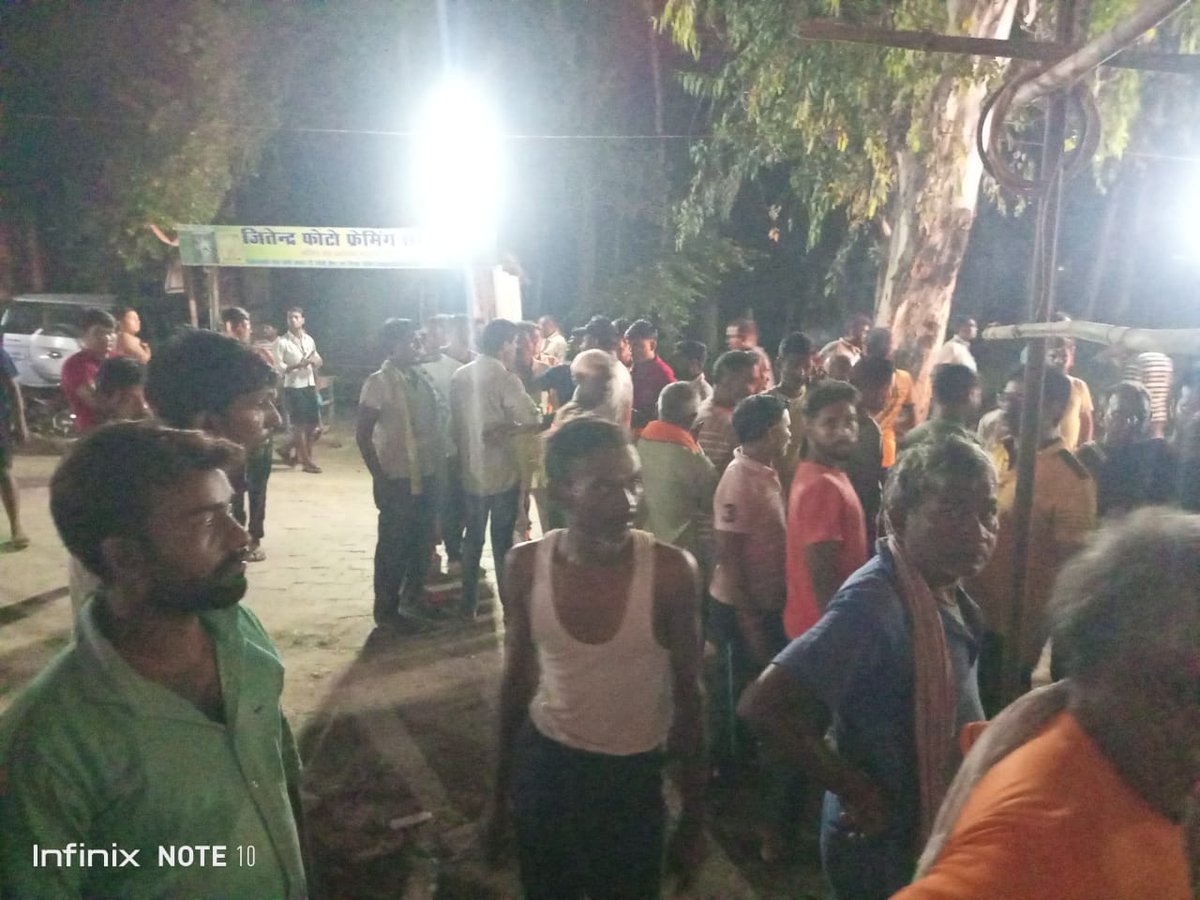 journalismhobby's tweet photo. #UP36 : अमेठी एक ही परिवार के चार लोगों की हत्या होने से दहला अमेठी, अज्ञात बदमाशों ने बरसाई ताबड़तोड़ गोली, मरने वालों में पति-पत्नी और दो मासूम बच्चे शामिल,किराए के मकान में रहते थे मृतक,शिवरतन गंज थाना स्थित मां अहोरवा भवानी चौराहे का मामला। #Murder @amethipolice @dgpup https://t.co/A1At3sjFuo