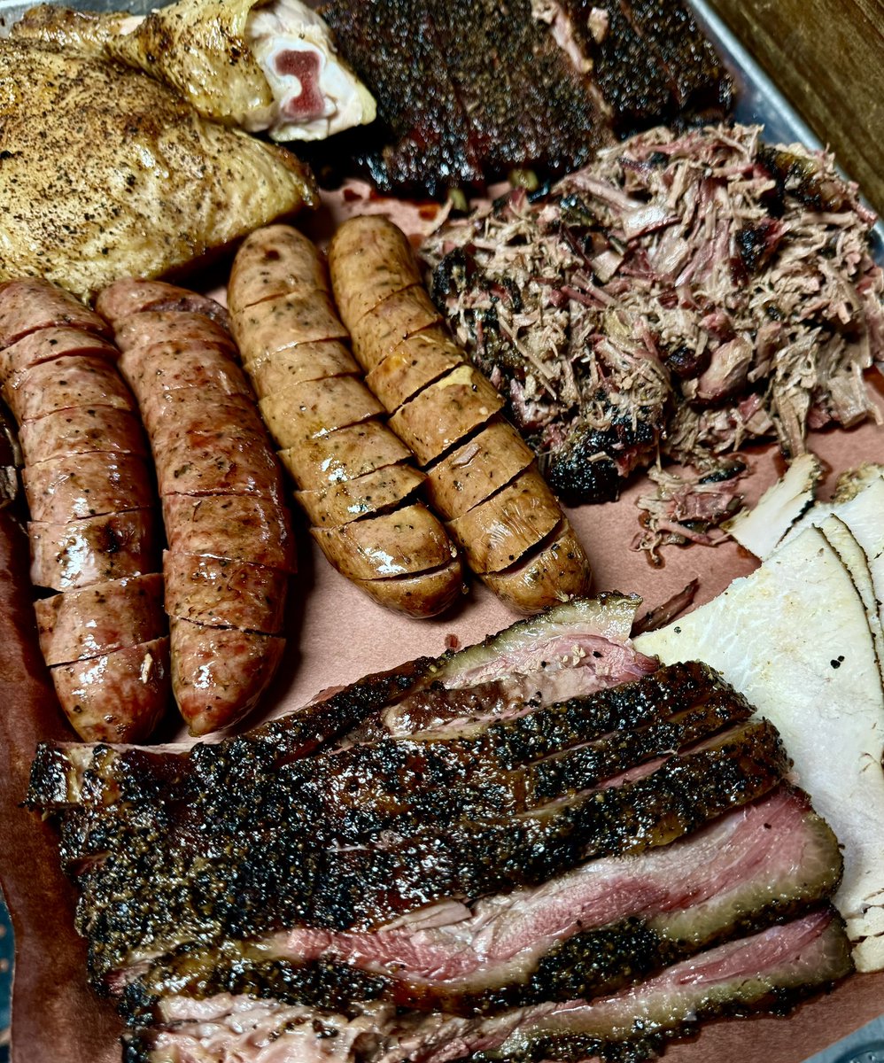 Too much nascar talk and not enough bbq from me lately so let’s get back to business! A tray pic to get your mouth watering