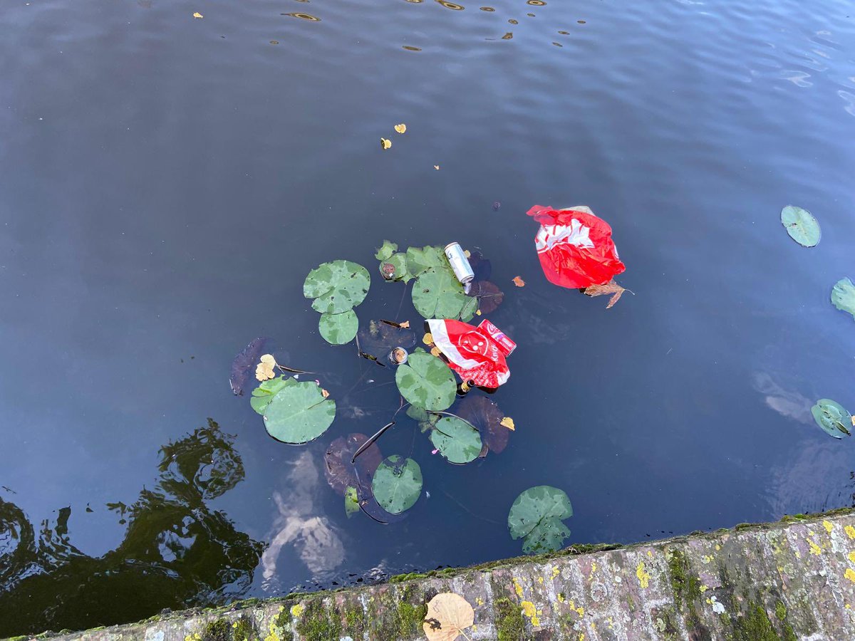 SitaWater's tweet photo. Wat een vrolijk gezicht, de 3 Octoberkleuren in een Leidse gracht @LeidensOntzet 
Werk voor @Plastic-spotter De Grachtwacht 😜 Nu genietend van de kermis 🎡 naar de Grote Optocht lopen. https://t.co/RugKjeJfmJ
