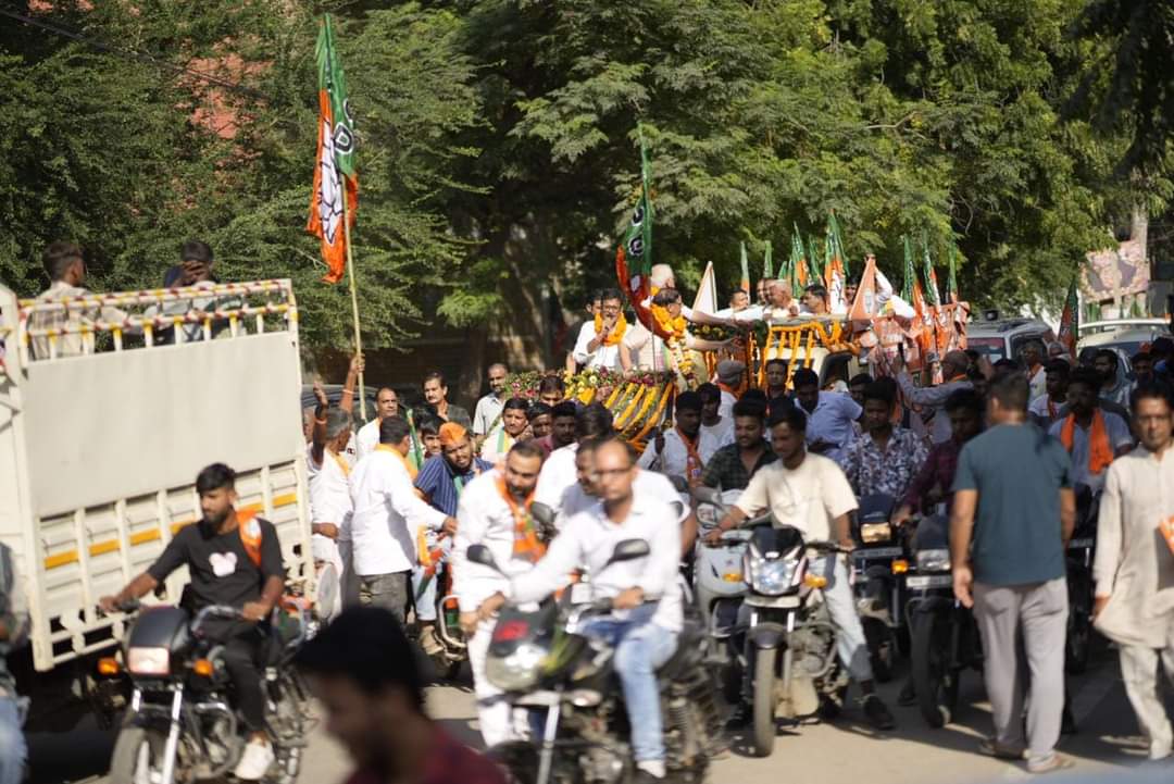 Rajendra4BJP's tweet photo. हिसार विधानसभा क्षेत्र से भाजपा प्रत्याशी डॉ. कमल गुप्ता जी के समर्थन में आयोजित विशाल रैली में जनता का उत्साह और जोश भाजपा के पक्ष में दिखाई दिया। 5 अक्टूबर को कमल के निशान पर बटन दबाएं और भाजपा को जिताएं। भाजपा को दिया आपका प्रत्येक वोट हिसार को तरक्की प्रदान करेगा। 
#Hisar #HaryanaElection2024