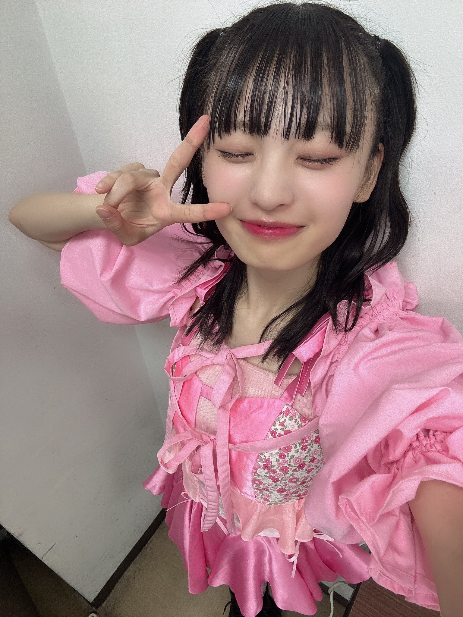 NMB48新澤菜央 直筆サイン入りチェキ オフィシャルショップクレーンゲーム景品 メルカリ便 即購入可能 NMB48 新澤菜央 直筆 写真 - メルカリ