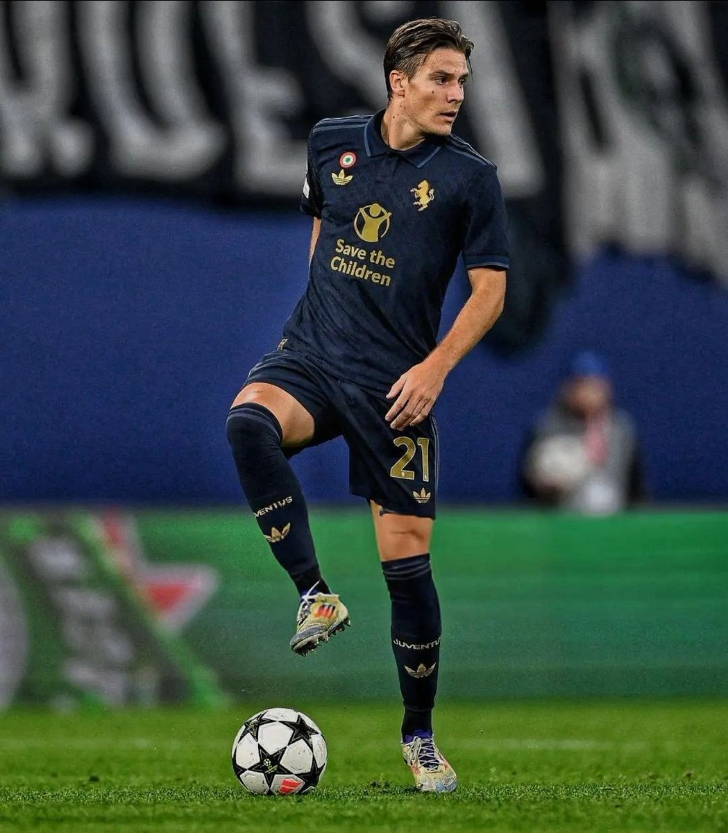 JuveCaputMundi's tweet photo. Petit par la taille mais tellement géant sur le terrain de Leipzig.  A lui seul, il a découragé le pressing acharné des Allemands en début de match grâce à quelques feintes de corps et distributions précises. L'attaquer, c'était ��tre dépass��.
Sublime Fagioli, génial métronome. https://t.co/oUyBwJlEpZ