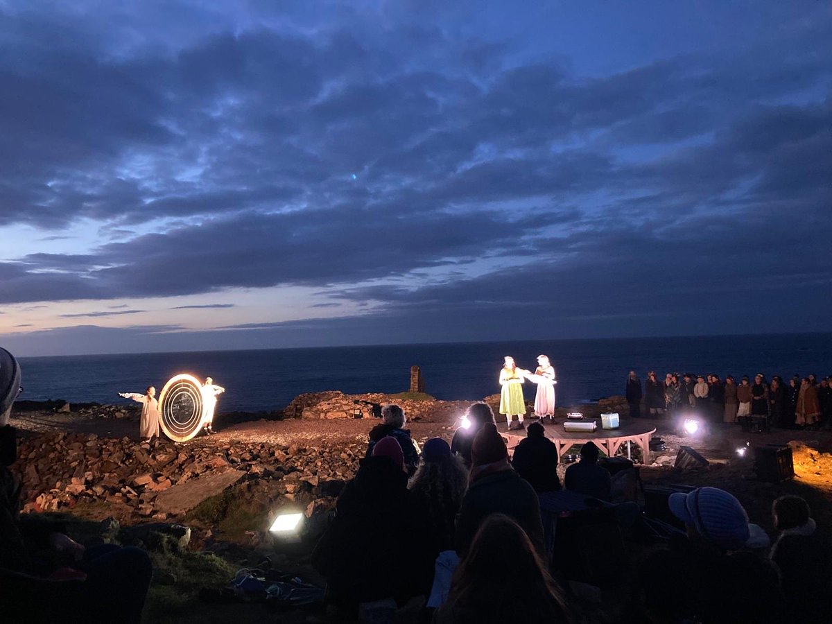 Amazing night on the Cornish cliffs amongst the ruins of a tin mine watching ⁦<a href="/WILD_WORKS/">WILDWORKS</a>⁩ beautiful new show, with the sunset over the Atlantic Ocean as a slowly shifting cyclorama 
#landscapetheatre
