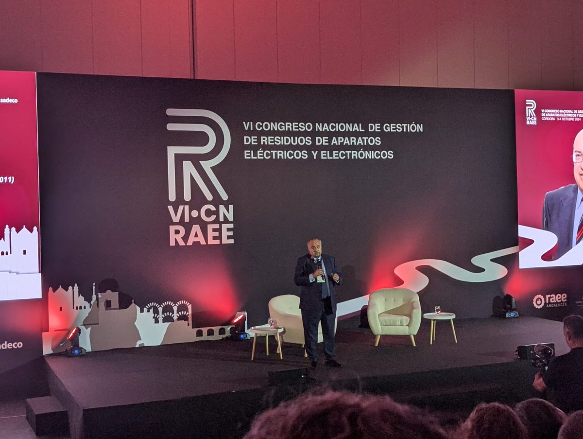 FundacionECOTIC's tweet photo. 🎙️ En el VI @CongresoRAEE, nuestro Director General, Andreu Vilà, ha rendido homenaje a Joan Riba, primer director general de @FundacionECOTIC. Su liderazgo desde 2005 consolidó a ECOTIC como un referente en reciclaje y sostenibilidad. 

#OfiRAEE #VICNRAEE https://t.co/ErCuZE6113