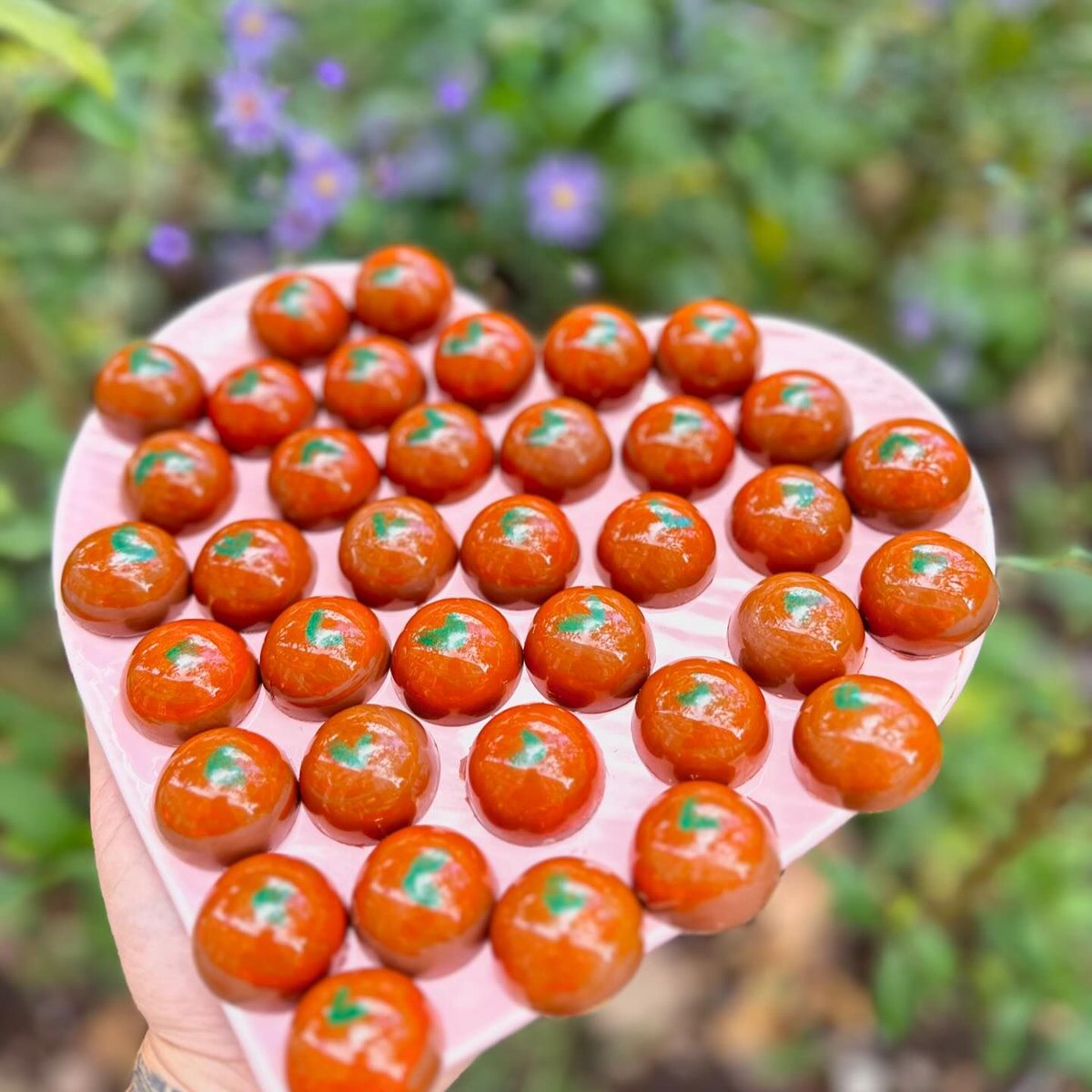 The shine on this bonbon is so on point look at the reflection on them 😳😍 although this photo doesn’t give them the justice they deserve😅

#Pumpkin Pie 🎃 🥧 a new autumn flavour drop! This won’t be around for long and is limited edition.

#choctilly #chocolatier #pumpkinspice
