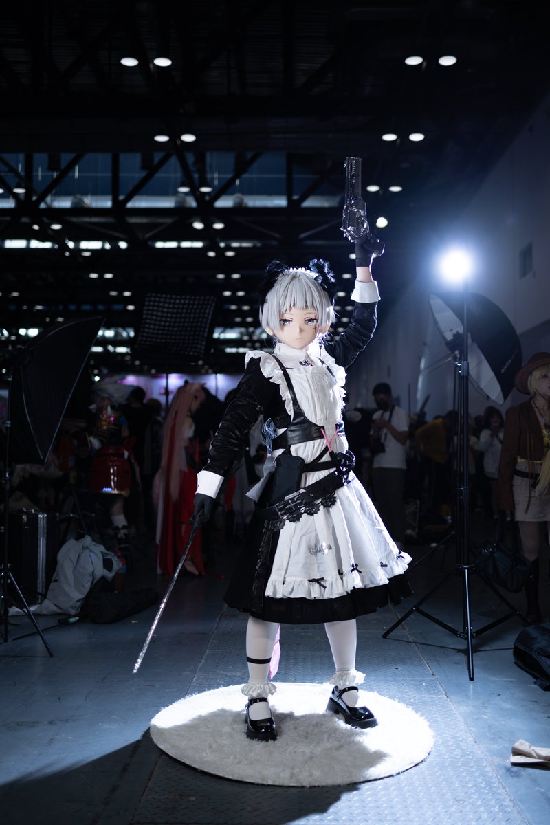 一组场照
喜欢这个毛茸茸的白色地毯，有种手办的感觉
📷：深海羽翼
#kigurumi #明日方舟cos  #艾丽妮