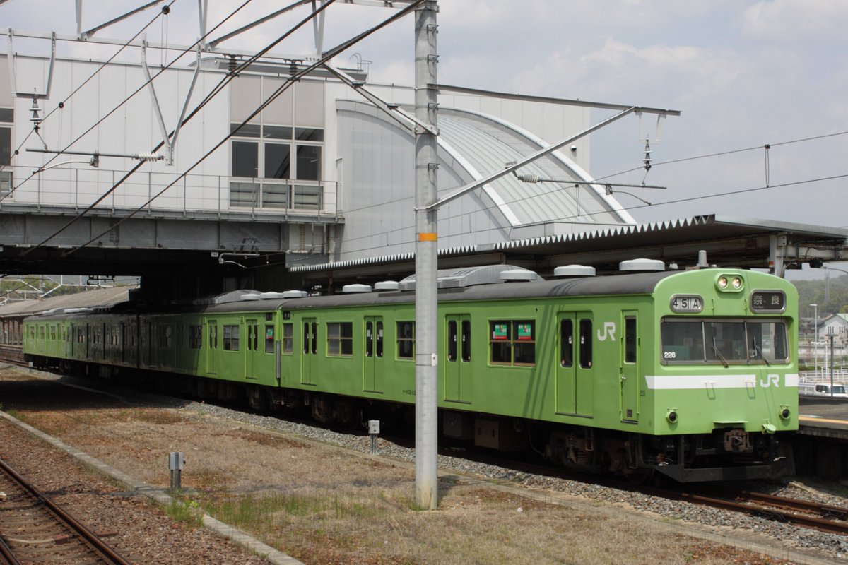 technotrain's tweet photo. 10月3日、たまには日付ネタで。
103系は当たり前すぎて当初カメラを向けることは殆どなかったけど。

#鉄道
#鉄道写真
#103系
#train
#railways https://t.co/8wR7ZoqA89