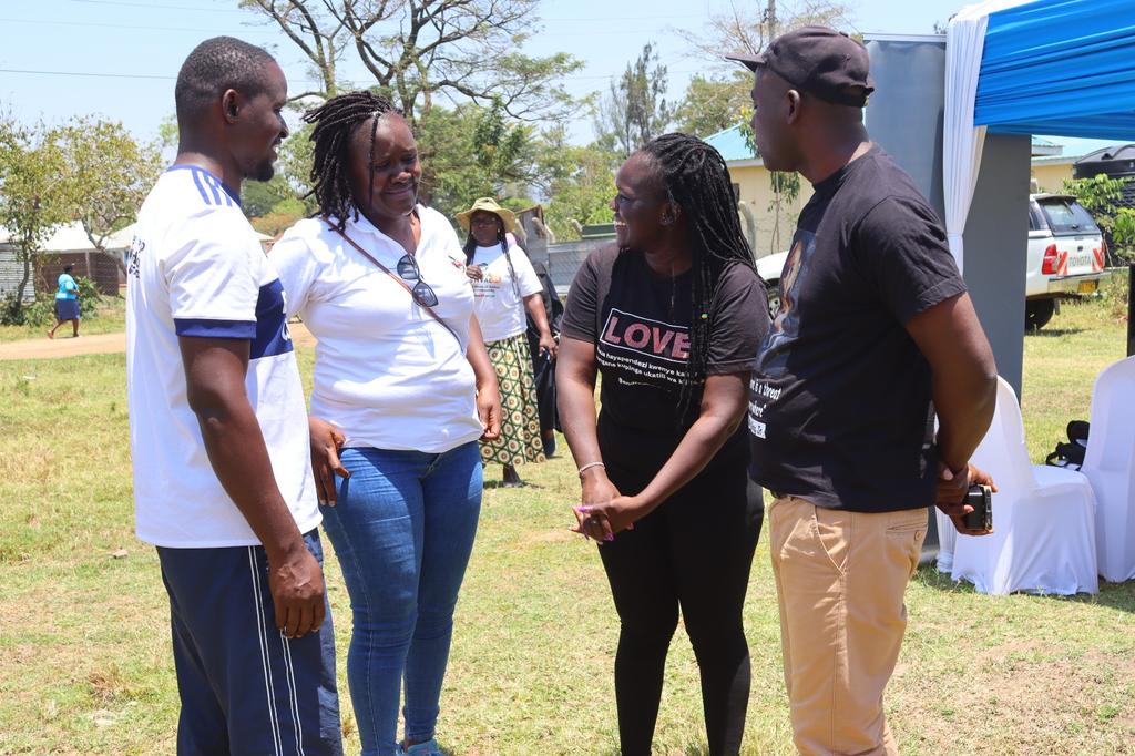 Cde Samson Onditi (@samsononditi12) on Twitter photo #OmbudsmanOpenDay
With Madam Amelia Otono, Senior Complaints & Access to Information Officer at the <a href="/KenyasOmbudsman/">Ombudsman Kenya</a> , Kisumu Regional office and other Comrades from the Social Justice Movement during the Commission's Open Day in Manyatta B informal settlements #OmbudsmanOpenDay
With Madam Amelia Otono, Senior Complaints & Access to Information Officer at the <a href="/KenyasOmbudsman/">Ombudsman Kenya</a> , Kisumu Regional office and other Comrades from the Social Justice Movement during the Commission's Open Day in Manyatta B informal settlements