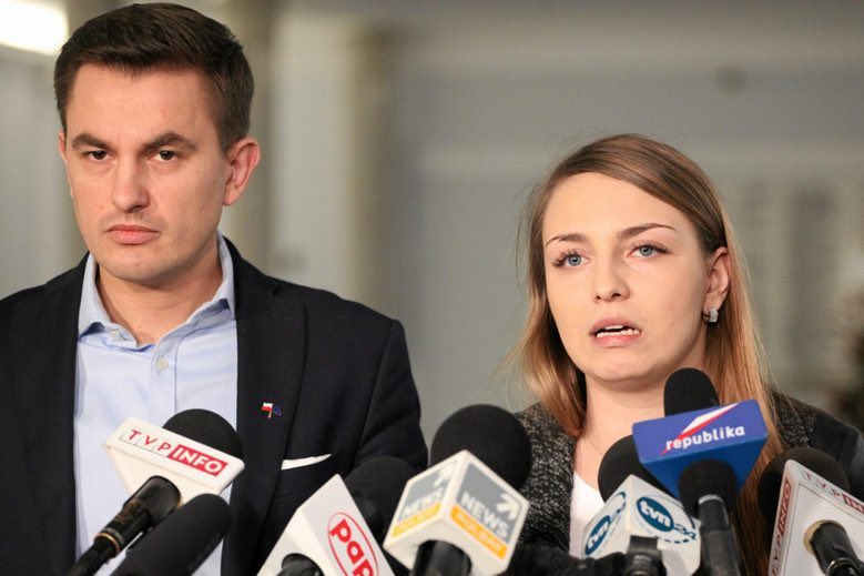 W Biedronce  albo Lidlu człowiek za dwa miesiące ciężkiego zapierdalania nie zarobi tyle, co ta parka cwaniaków dostaje jako dodatek mieszkaniowy😡😡😡
A do tego, ten zapierdalający jak wół człowiek za swoje mieszkanie musi sam zapłacić ku#wa mać😡😡😡