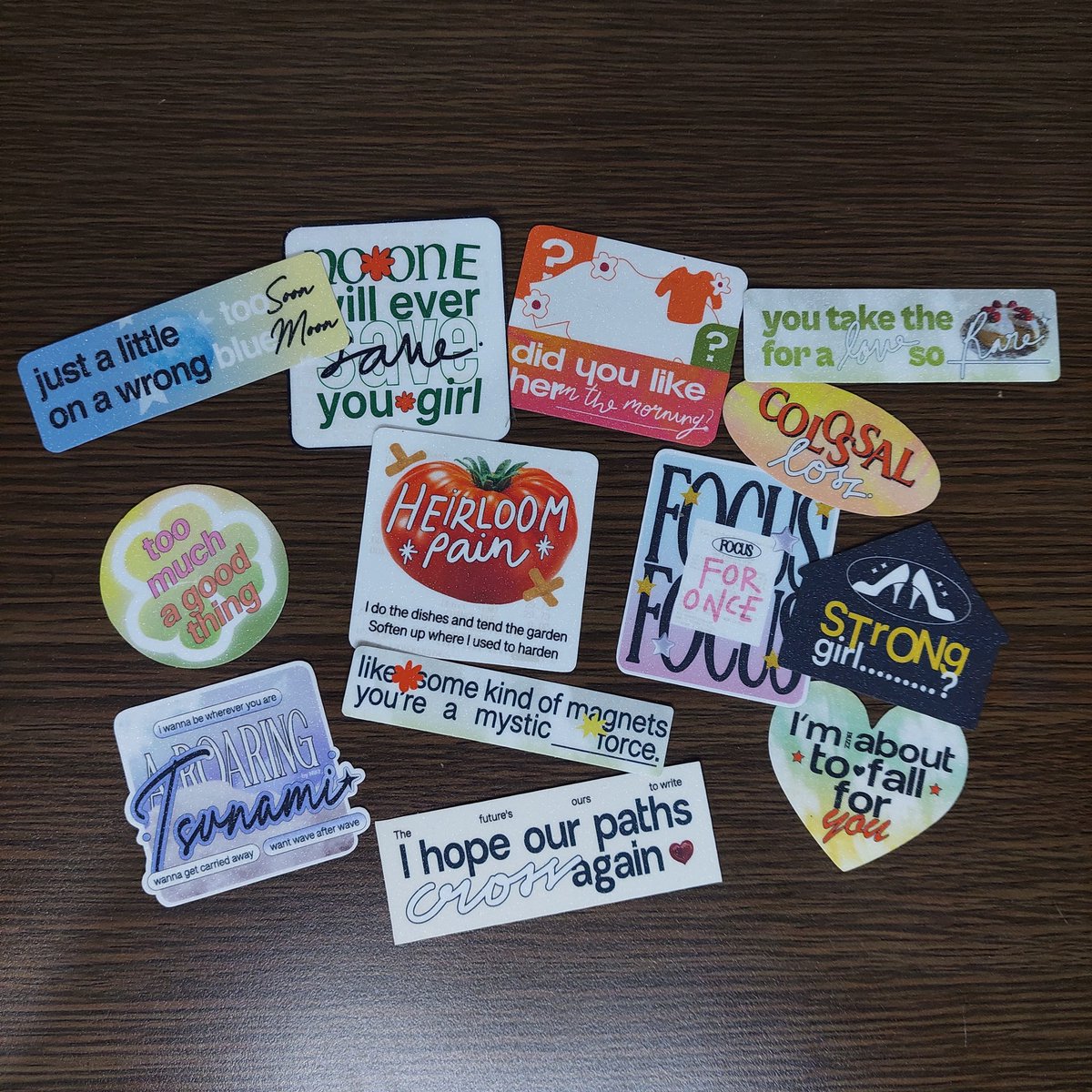 keychain dan sticker set yang akan menemaniku dengerin buzz sealbum (masih buzzngitis) SUKAAAAKKK BANGET thank you bil kamu keren⭐️⭐️⭐️⭐️⭐️ <a href="/mailedhearts/">🕊️</a> <a href="/mailedtoheart/">✶</a>