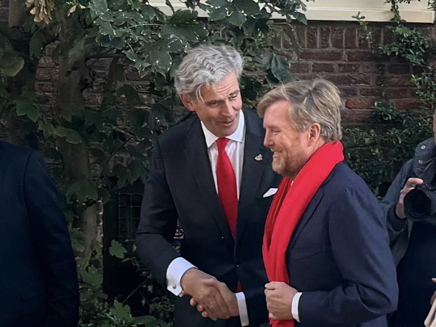 Vanmiddag bezocht onze Koning de stad Leiden vanwege 450 jaar Leidens Ontzet. Bij de viering in de binnenstad van Leiden vinden tal van festiviteiten plaats om stil te staan bij de bevrijding van Leiden uit de greep van de Spaanse belegering, op 3 oktober 1574; dit alles