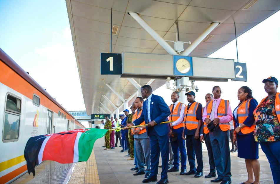 KenyaRailways_'s tweet photo. The Kenya Railways Board led by the Chairman Mr. Abdi Duale hosted the Cabinet Secretary for Roads and Transport Mr. Davis Chirchir on his official visit to Kenya Railways. We captured the moments in photos. https://t.co/dzoG3h5qnJ