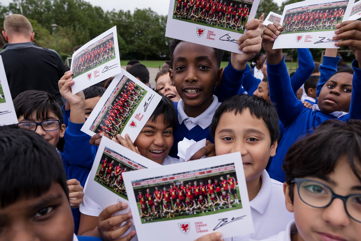 Cymru's tweet photo. Matt Baker visited @MaindeePrimary this week ahead of Cymru's final #U21EURO qualifier against Czechia at Rodney Parade ☺️🏴󠁧󠁢󠁷󠁬󠁳󠁿

🎟️ https://t.co/J4ISCtfDCN

#TogetherStronger https://t.co/lAX79uE8KH