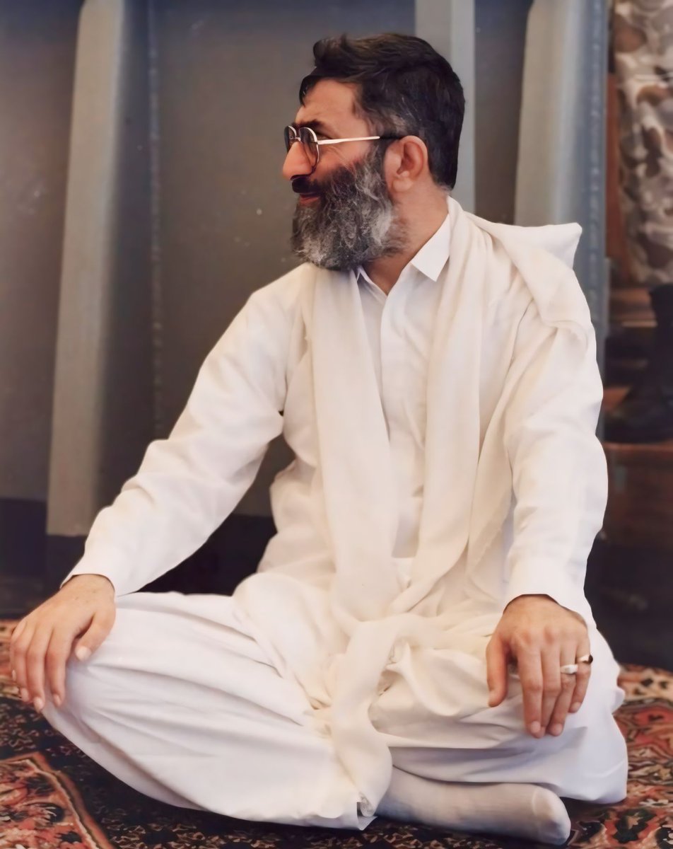 📌 رأيْتُكَ.. تهمِسُ همْسَ الملائكِ للأنبِياء..
وتتلُو على المُضعَفينَ حَكايا السّماء..
وأذكُرُ لمّا رأيتُكَ أنّي رأيتُكَ قَبْلاً..
فأُمّي تُحدِّثُني في المَساء..
عنِ #الصّالِحينَ.. عنِ #الأولِياء..
<a href="/alawi_ghuraifi/">علوي الغُريفي</a>