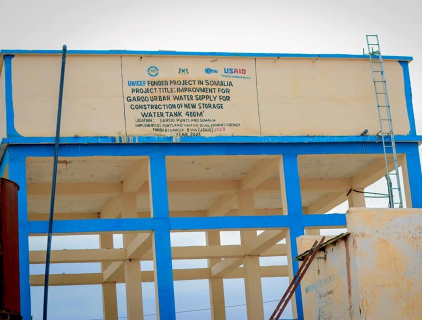unicefsomalia's tweet photo. 🚰 With the construction of the new water tank, an additional 25k families in #Qardo, including internally displaced persons, now have reliable access to clean and safe water. This essential intervention is a critical step toward improving health outcomes. https://t.co/8XwXaKhkTQ