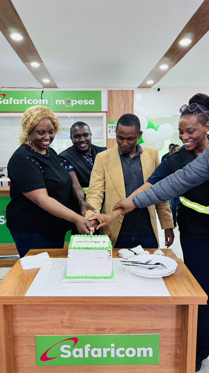 Cynthia_Kropac's tweet photo. One of our Mpesa agents who’s been with us for 17 years becomes a franchise owner, underscoring our mission to transform lives #GrowWithSafaricomBusiness https://t.co/rT5RmonI4P