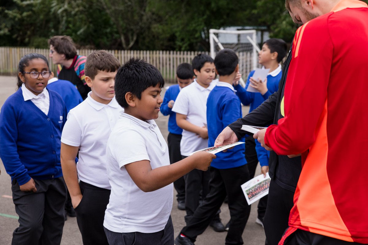Matt Baker visited @MaindeePrimary this week ahead of Cymru's final #U21EURO qualifier against Czechia at Rodney Parade ☺️🏴󠁧󠁢󠁷󠁬󠁳󠁿

🎟️ fawales.co/CymCze

#TogetherStronger