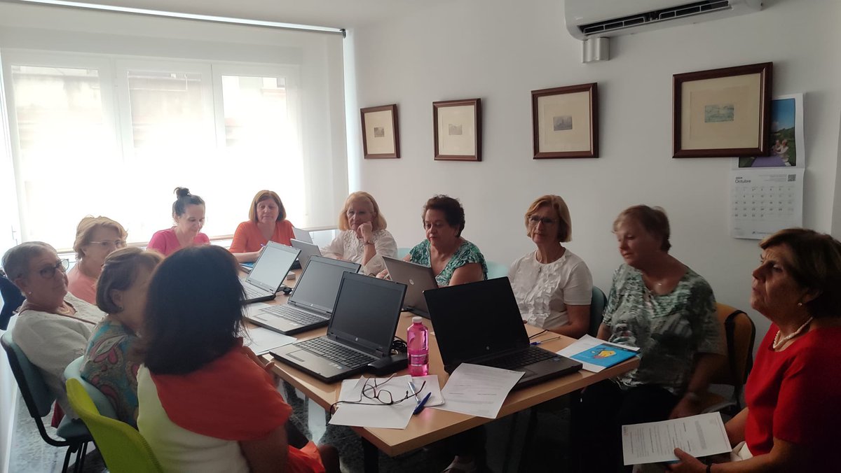 ¡Ha dado comienzo el Taller de informática y móvil! 
Las personas mayores están aprendiendo las posibilidades que ofrecen estas herramientas para ayudar con la gestión de tareas así como para  la economía doméstica, además de entretener, mantenerlos cerca de sus seres queridos...