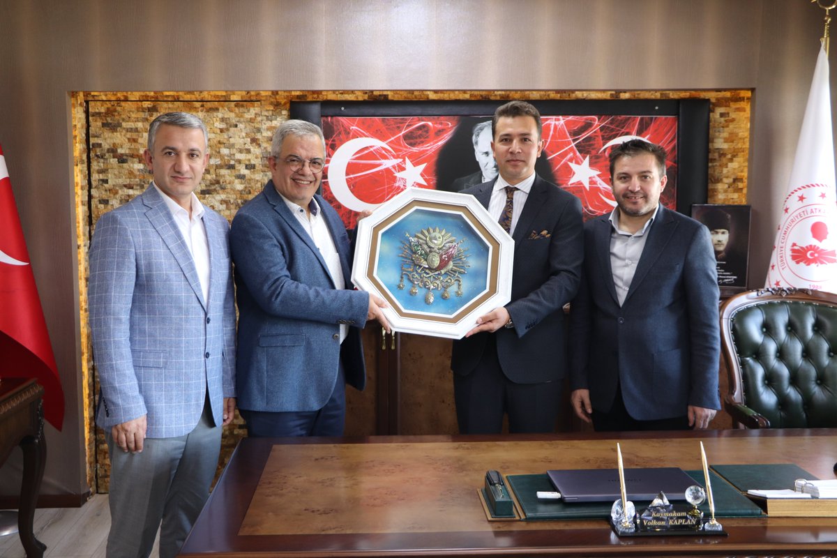 Kaymakamımız Sayın Volkan KAPLAN Çankaya SGK Merkez Müdürü Hüseyin İNCEÇAM, Çankaya SGK Merkez Müdür Yrd.ları Ali OKÇU ve Osman İREZ'i makamında kabul ederek nazik ziyaretlerinden dolayı teşekkür etti.