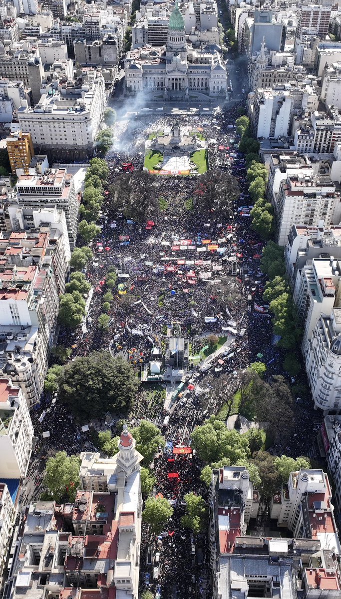 Ayer una persona (no parecía troll) me decía que el 10/12/2023 había la misma gente.

Me tome el trabajo de descargar una foto de ese día y tratar de encontrar un ángulo similar.

Que el fanatismo no te tape así los ojos, amigo.

10/12/23 - 02/10/2024