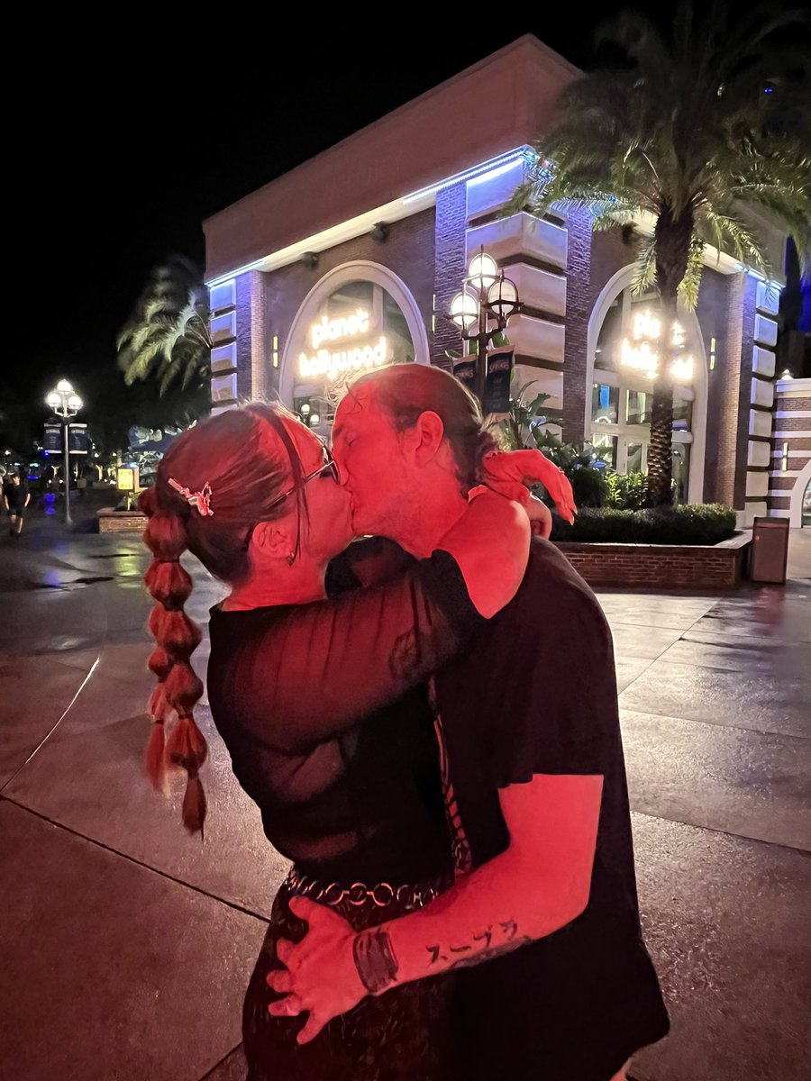 reefinedart's tweet photo. i love my FIANCÉ ❤️💍🥂 https://t.co/eEy7ZOPAy7