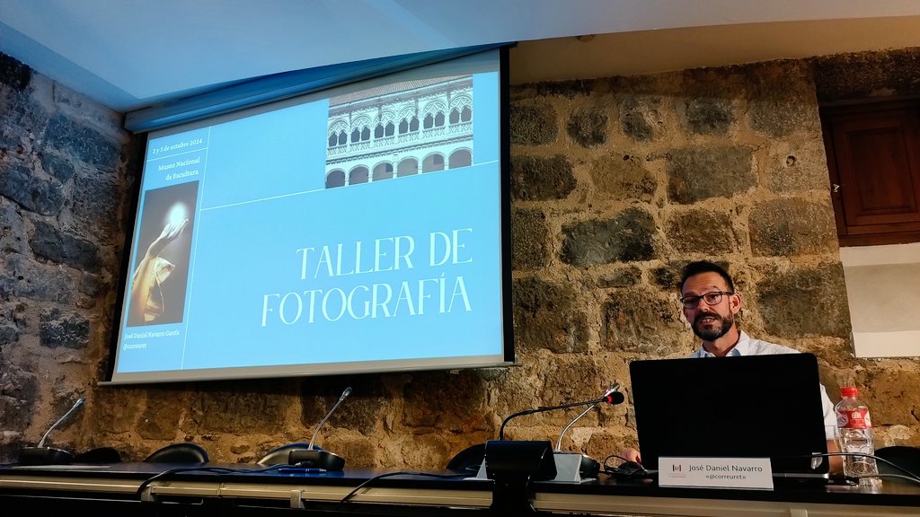 Tras una breve parada, continuamos la sesión de tarde de #TrasLaPantallaMNE con el taller fotográfico que imparte <a href="/Jose_D_Navarro/">José Daniel Navarro</a> (correuret). 

Hoy nos centramos en la publicación de nuestras imágenes en redes sociales y hablaremos de formatos, métricas...
