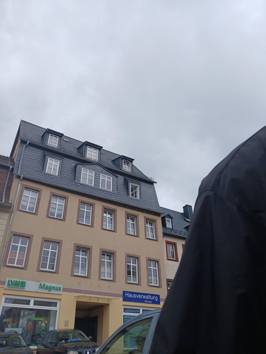 Achtung am Markt ein Fascho filmt die demo aus dem fenster ab. #HOT0310