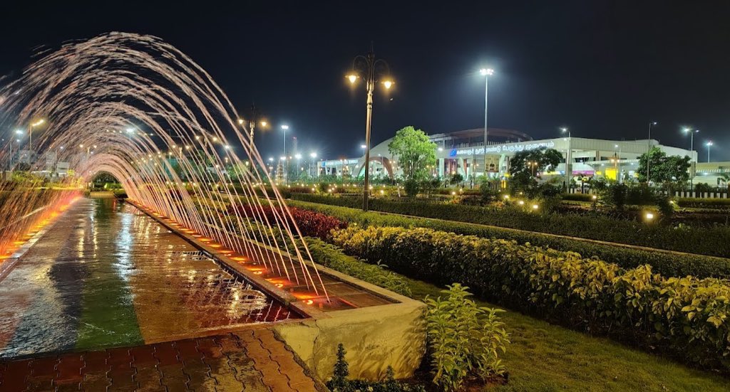 UpdatesChennai's tweet photo. #Kilambakkam Bus Terminal Park : Looks lovely! It’s well lit &amp; maintained too with several people using it. Fountains, water streams, wooden walk boards and looks unique in its own way! There’s a new ~20 Acre Biodiversity park coming up too nearby!! (2/2) https://t.co/SQId6Yw2t4