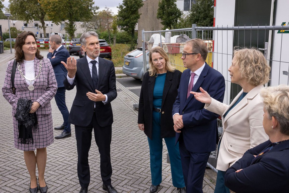 Minister-president Dick Schoof bracht woensdag 2 oktober een bezoek aan Lelystad. Het bezoek stond in het teken van de uitdagingen rondom de grootschalige woningbouwopgave👉rebrand.ly/minister-presi… #Woningbouw #Lelystad #Bouwen