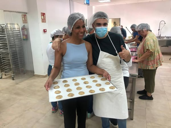 APADISASOC's tweet photo. Hoy hemos recibido a voluntari@s de @pfizer_spain y han demostrado que les encanta ayudar y compartir nuestro trabajo en el obrador de #APAI en la elaboración de nuestras deliciosas cookies de chocolate.
➡️¡Gracias #Pfizer por la visita y por compartir tiempo con nosotros!😍 https://t.co/9Jw5THac2r