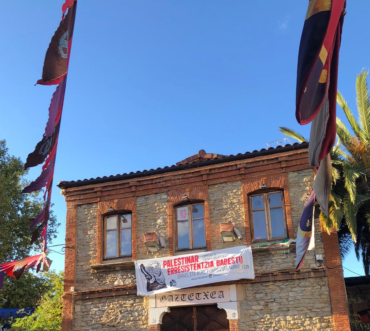 ‼️Gasteizko Gaztetxeko Gazte Asanbladatik irmoki salatzen dugu adierazpen askatasunaren kontrako ekintza oro eta, jakina, horren barnean, kolektibo politikoen adierazpen askatasunaren kontra doazenak, hala nola propaganda politikoaren aurka egindakoak.