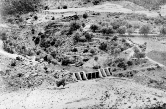 Dique de bóvedas múltiples apoyadas sobre contrafuertes en el barranco de las Grietas, término municipal de Yeste (AB).
Año 1957. Autor: García Salmerón 

📷 Fototeca forestal.