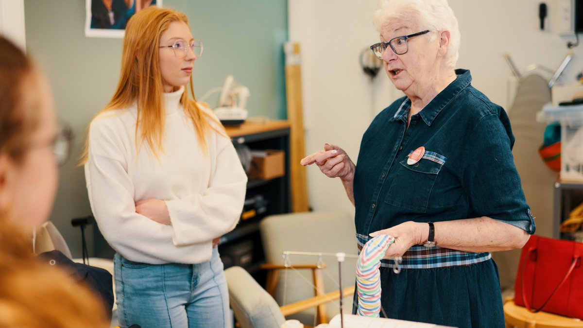 Arteveldehogeschool (@arteveldehsgent) on Twitter photo Binnenkort opent ons Share & Repair Café, een ontmoetingsplek voor studenten én ouderen☕ Het Share & Repair Café is één van de 276 projecten waar
<a href="/DeWarmsteWeek/">De Warmste Week</a> zich achter schaart. Thema dit jaar is 'samen vlammen tegen eenzaamheid'.
Meer weten? 👉bit.ly/4etIpuv Binnenkort opent ons Share & Repair Café, een ontmoetingsplek voor studenten én ouderen☕ Het Share & Repair Café is één van de 276 projecten waar
<a href="/DeWarmsteWeek/">De Warmste Week</a> zich achter schaart. Thema dit jaar is 'samen vlammen tegen eenzaamheid'.
Meer weten? 👉bit.ly/4etIpuv