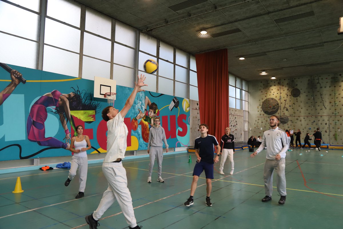 villepoissy's tweet image. Les élèves des Classes à horaires aménagés sportives (CHAS) ont effectué leur rentrée à la cité scolaire Le Corbusier avec une après-midi sportive. 190 élèves, de la 6e à la Terminale, intègrent ce dispositif dont l’objectif est la réussite du double projet scolaire et sportif !