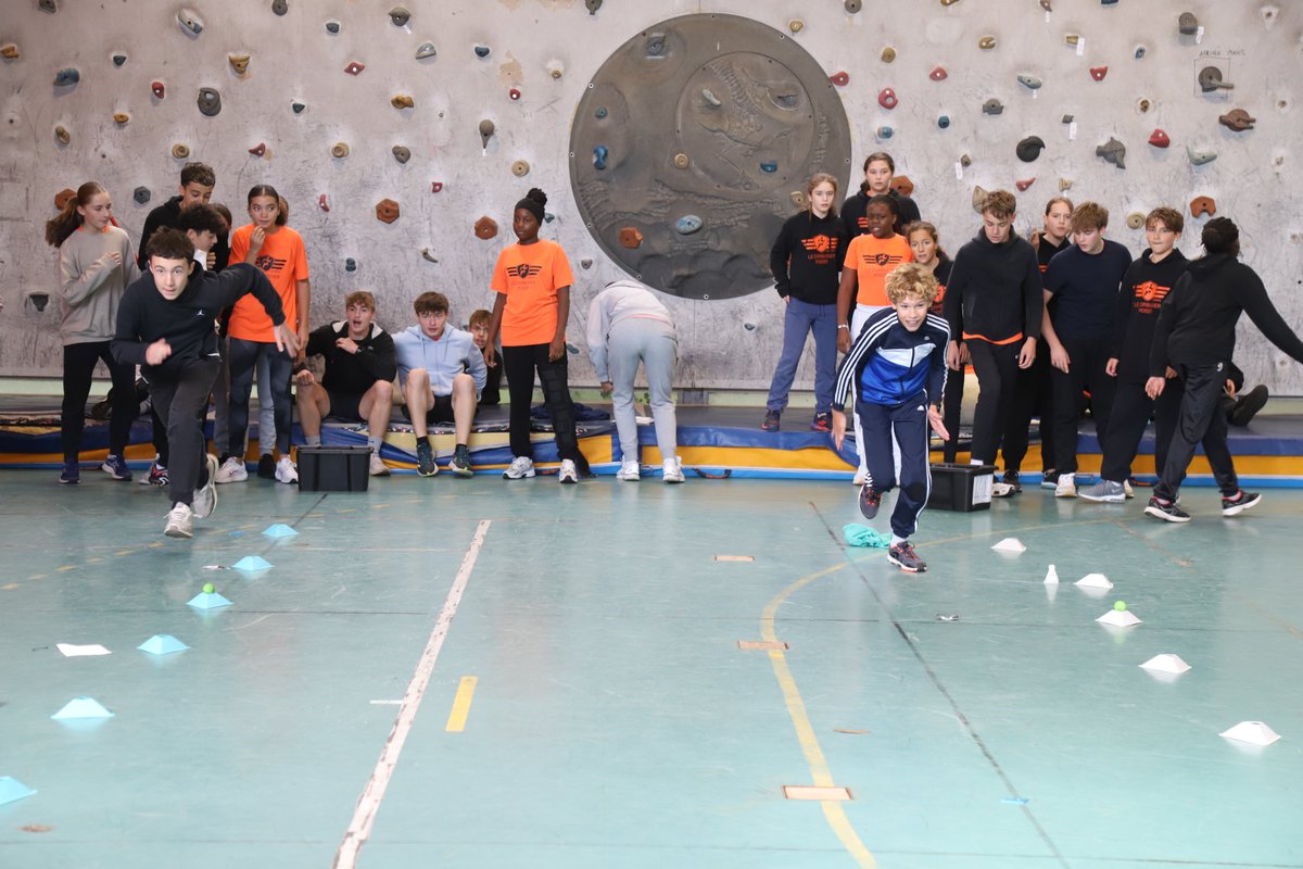 villepoissy's tweet image. Les élèves des Classes à horaires aménagés sportives (CHAS) ont effectué leur rentrée à la cité scolaire Le Corbusier avec une après-midi sportive. 190 élèves, de la 6e à la Terminale, intègrent ce dispositif dont l’objectif est la réussite du double projet scolaire et sportif !