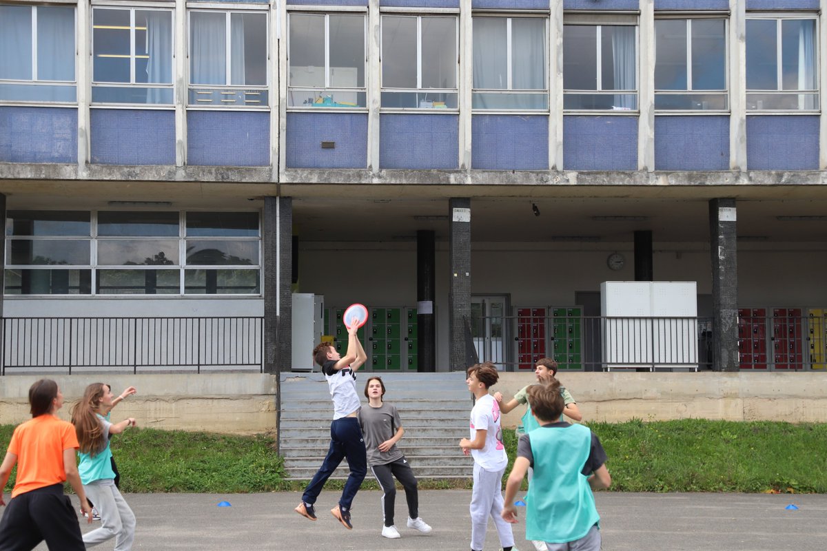 villepoissy's tweet image. Les élèves des Classes à horaires aménagés sportives (CHAS) ont effectué leur rentrée à la cité scolaire Le Corbusier avec une après-midi sportive. 190 élèves, de la 6e à la Terminale, intègrent ce dispositif dont l’objectif est la réussite du double projet scolaire et sportif !