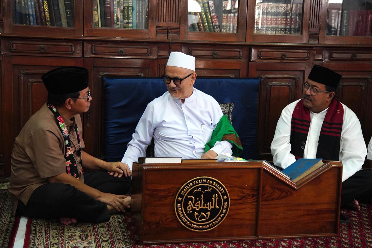 wiwiagustin's tweet photo. Safari silaturahmi terus berlanjut! Mas Pram dan Bang Doel menyambangi kediaman habib Hud bin Muhammad Bagir Alatas untuk meminta doa dan restu demi Jakarta yang lebih baik. #PilkadaJakarta #JakartaMenyala #salam3jari #DukungMasPrambangDoel https://t.co/1vGgKbBVp5