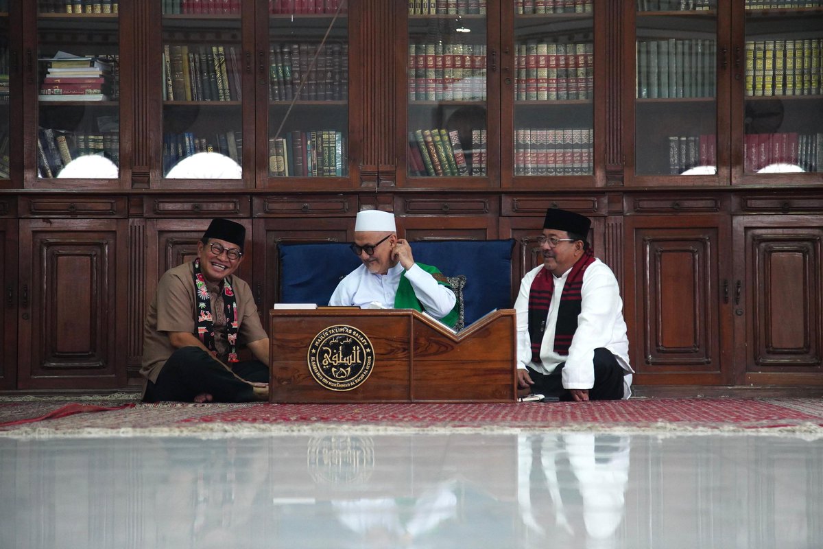 wiwiagustin's tweet photo. Safari silaturahmi terus berlanjut! Mas Pram dan Bang Doel menyambangi kediaman habib Hud bin Muhammad Bagir Alatas untuk meminta doa dan restu demi Jakarta yang lebih baik. #PilkadaJakarta #JakartaMenyala #salam3jari #DukungMasPrambangDoel https://t.co/1vGgKbBVp5