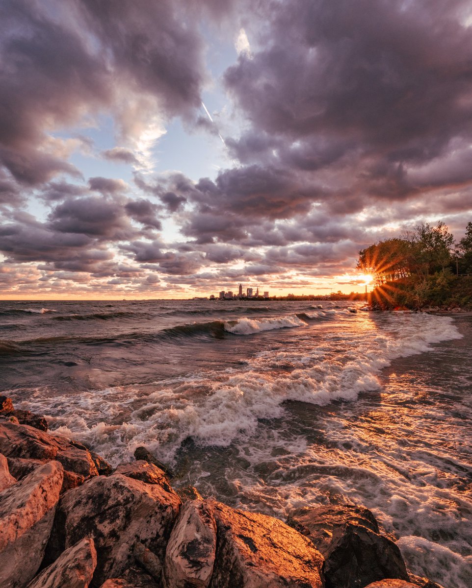 GabeWasylko's tweet photo. Big Waves in Cleveland, Ohio https://t.co/IrniHuIAJ3