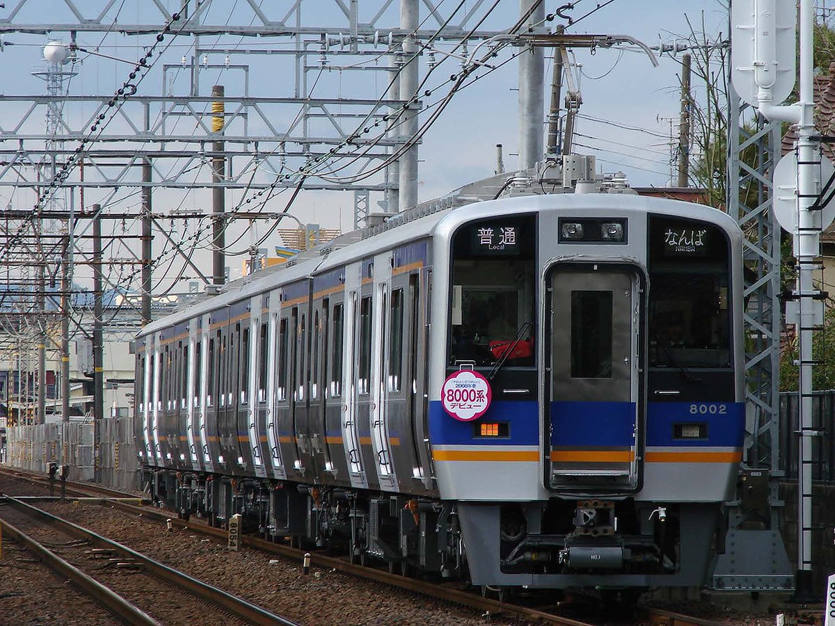 zoomcar_2041's tweet photo. 8000系初期車といえば、これもありました
全面広告ラッピングを前提に無塗装だった8002F
橋本まで入線歴があり、車内LED表示も高野線に対応していました
広告スポンサーが見つからなかったのか、結局帯塗装が入り、部分ラッピングという形に https://t.co/a9wAmXp13Y