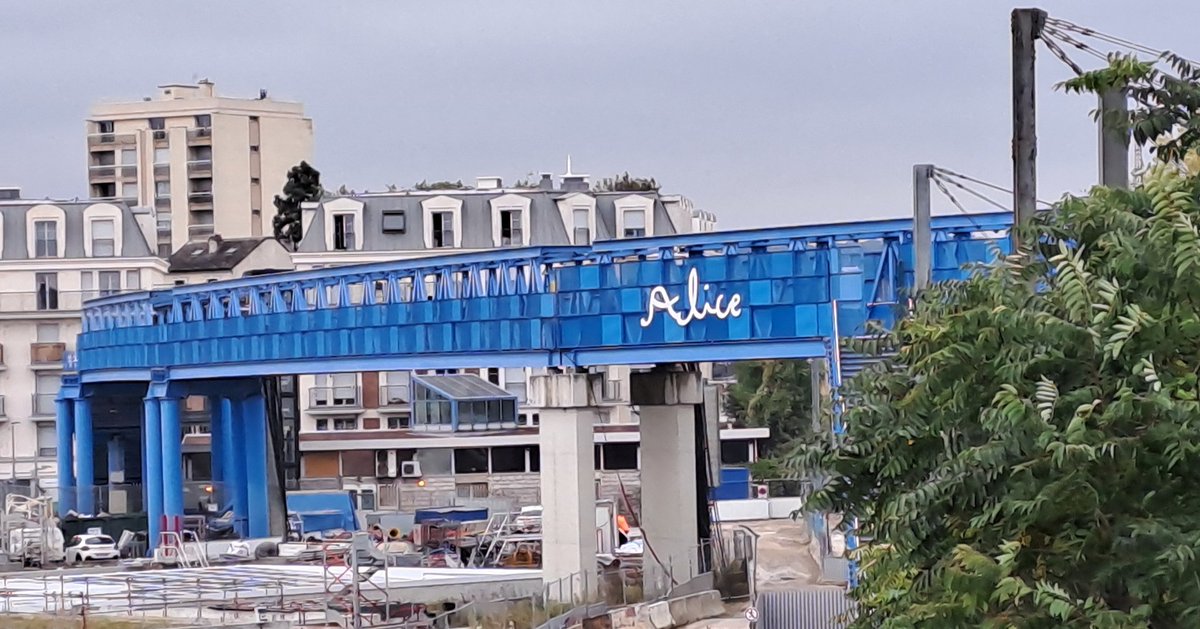 Très intéressante visite avec les membres de l'Amicale de la future gare de Clamart du projet Grand Paris Express avec en arrière plan la célèbre passerelle Alice