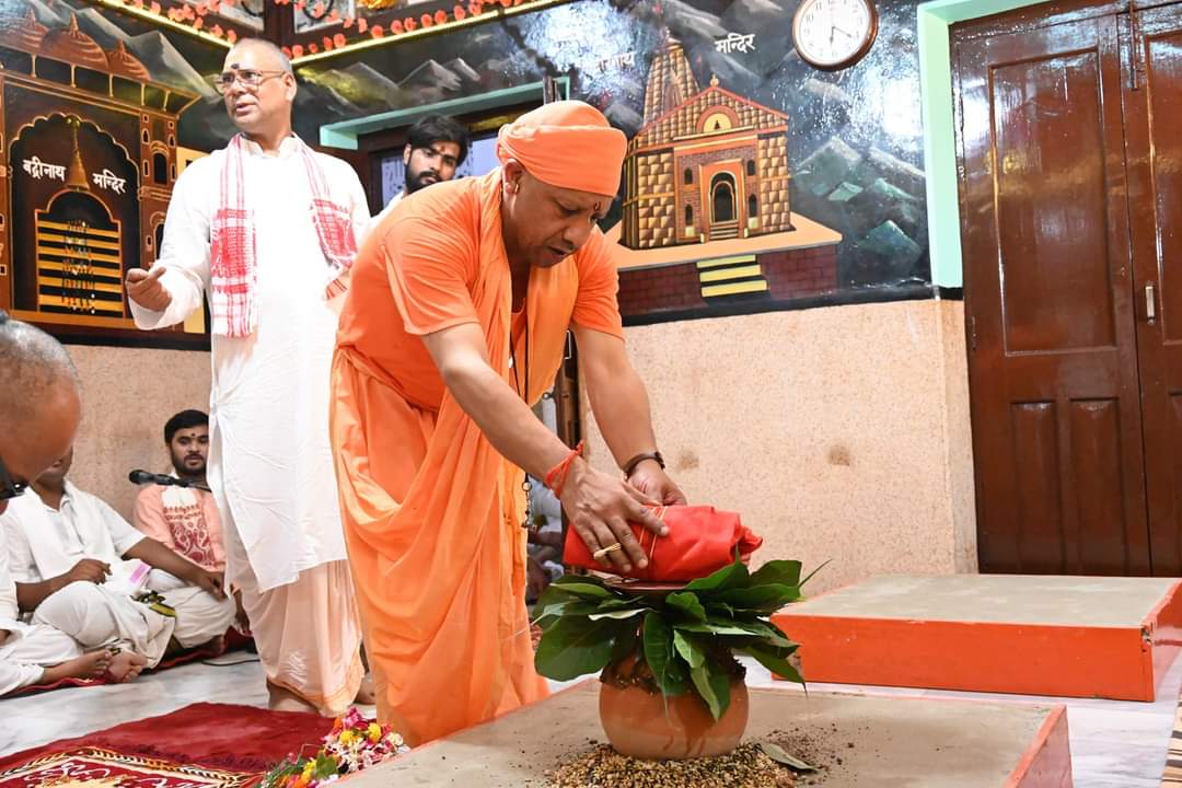 गोरखनाथ मंदिर में शारदीय नवरात्र कलश स्थापना करते हुए गोरक्षपीठाधीश्वर ...
#जय_माँ_अम्बे
#जयमातादी