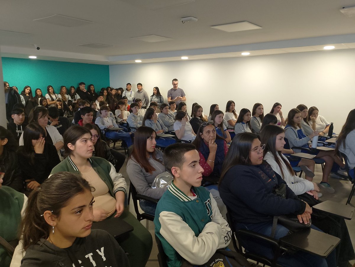 fcqoficial's tweet photo. 📣⚗️Comenzó el "Divulgando ConCiencia" para estudiantes de escuelas secundarias. Se trata de actividades con charlas científicas y experiencias interactivas, a cargo de estudiantes y docentes de la #FCQ, y de institutos de investigación de doble dependencia CONICET UNC👩‍🔬 https://t.co/cuytP5e0eS