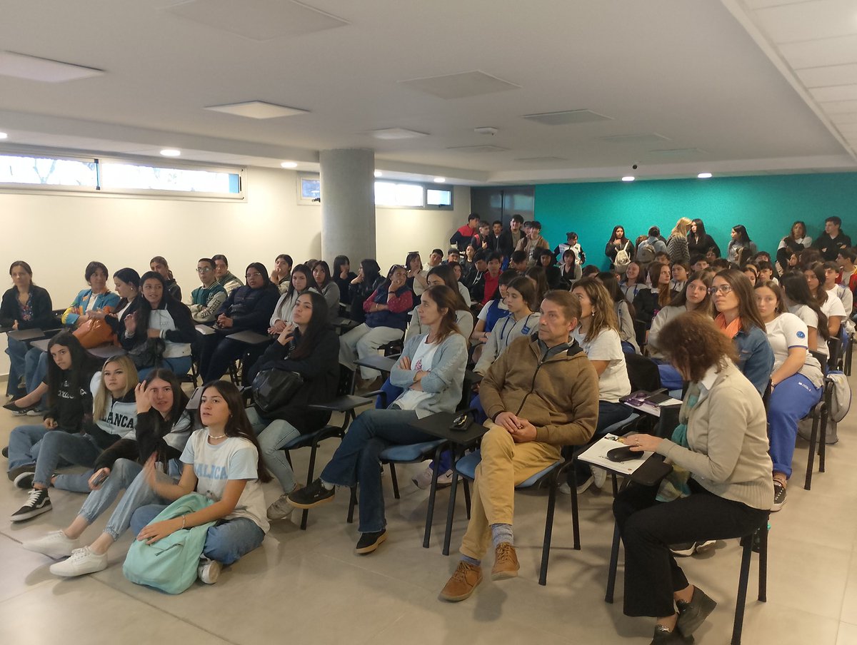 fcqoficial's tweet photo. 📣⚗️Comenzó el "Divulgando ConCiencia" para estudiantes de escuelas secundarias. Se trata de actividades con charlas científicas y experiencias interactivas, a cargo de estudiantes y docentes de la #FCQ, y de institutos de investigación de doble dependencia CONICET UNC👩‍🔬 https://t.co/cuytP5e0eS