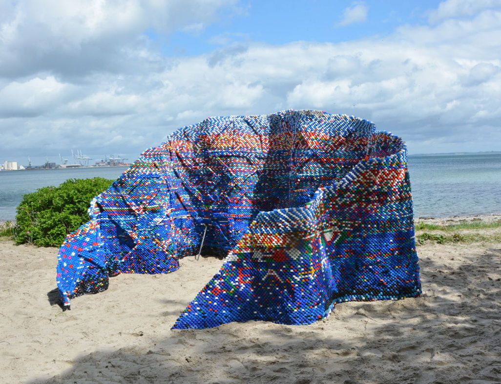 Artist Arunkumar H. G. builds bottle cap pavilion with 70,000 disused plastic pieces commenting on a disposable lifestyle, which — although convenient — creates an unhealthy and unsustainable environment 🗑️🌍.
#Sustainability #ArtsInAction
bit.ly/3BlrVpD
