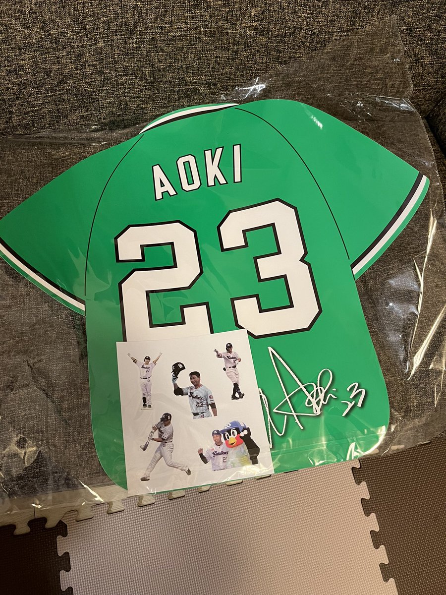 yoshirin_727_ys's tweet photo. ⭐️カープファンの優しいご夫婦の話⭐️
神宮到着して席についたらカープファンの人に「昨日も来たの？」って声かけられて、来れなかったって言ったらちょっと待っててって、昨日配布された青木のボードを譲っていただきました。「僕らが持ってるよりいいでしょ」って（続）
#carp https://t.co/YGs8z8GH9X