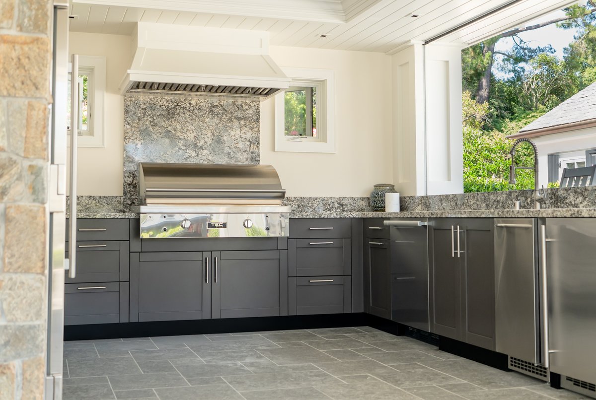 A perfect addition to any California Room, this Los Altos Hills home features our Key West door style in complementary powder coat finishes for the wall and base cabinets. Discover a world of design possibilities with Danver. danver.com/contact-us/
Designer: Sherry Scott Design