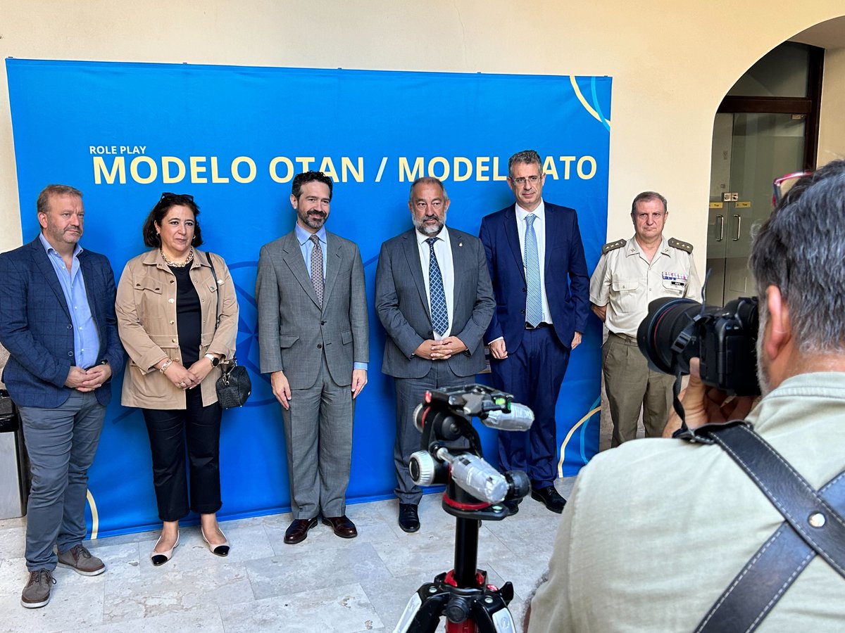 🚀🎓 ¡Impresionante ver a tantos jóvenes universitarios interesados en seguridad y defensa! Jon Piechoswki, Consejero para Diplomacia Pública, resalta el papel fundamental de la OTAN en el evento <a href="/playingNATO/">playingnato</a> en la <a href="/uclm_es/">Universidad de Castilla-La Mancha</a> 
Celebramos 75 años de una Alianza más fuerte y unida.